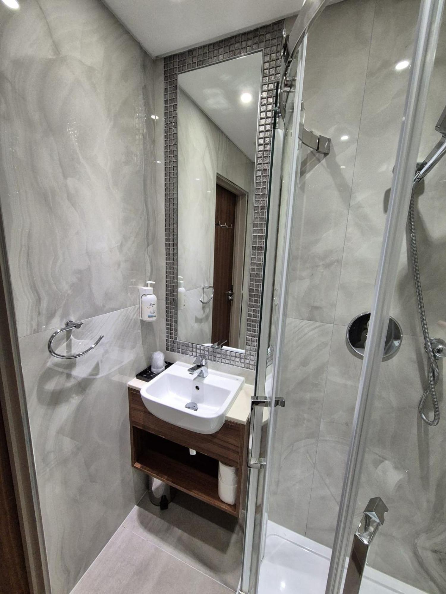London Court Hotel Екстериор снимка